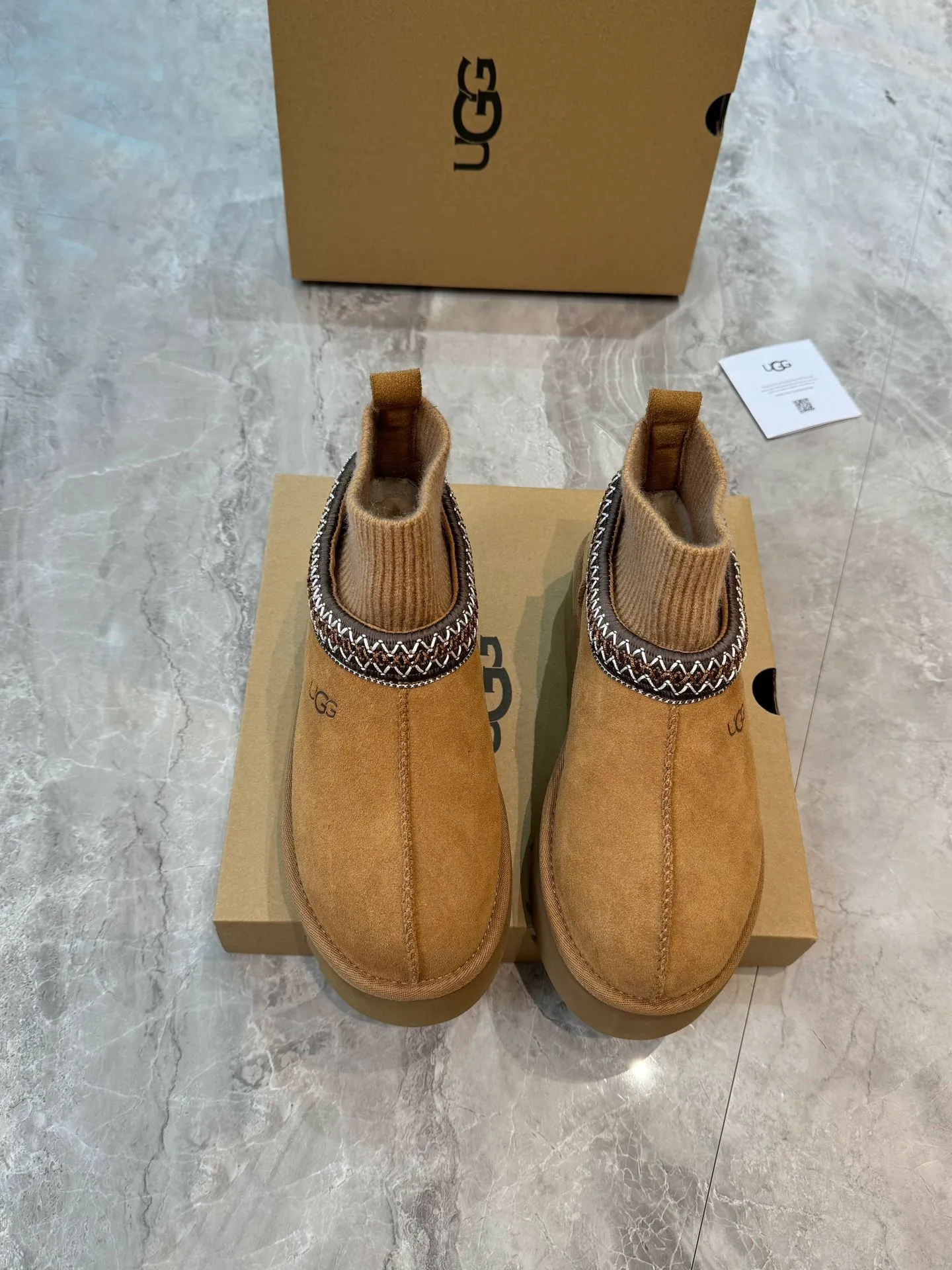 Self-pickup 💰520 New snow boots 1125956 Ethnic style plus sock cover, the sock cover is inserted into the wool. The surface is made of imported silk cow suede, and the inner part is made of Longfeng fur. Foam outsole has light anti-slip characteristics. Four colors, 35-40